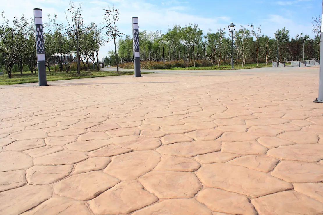 Zone de repos d'une université avec sol en béton imprimé à Lyon